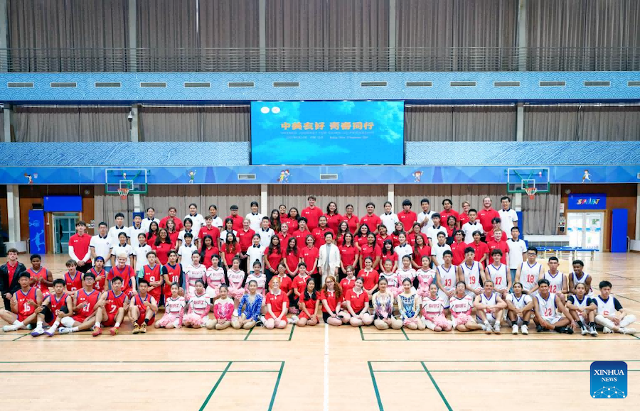 Peng Liyuan partecipa all'attività di scambio culturale e sportivo tra giovani di Cina e USA a Beijing