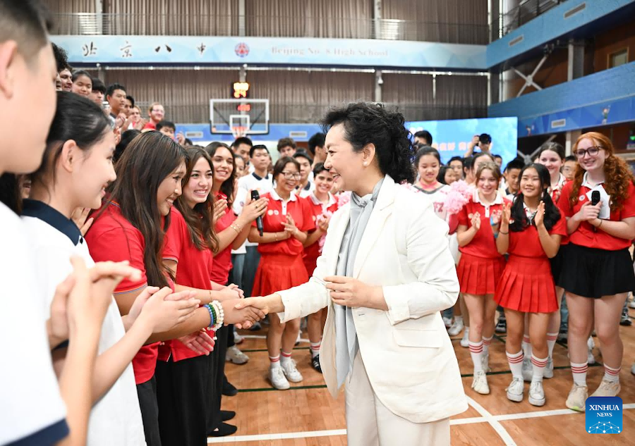 Peng Liyuan partecipa all'attività di scambio culturale e sportivo tra giovani di Cina e USA a Beijing