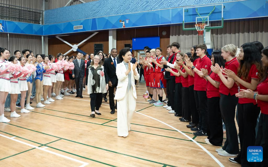 Peng Liyuan partecipa all'attività di scambio culturale e sportivo tra giovani di Cina e USA a Beijing