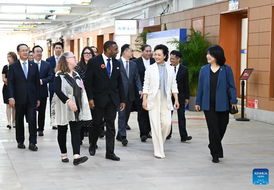 Peng Liyuan partecipa all'attività di scambio culturale e sportivo tra giovani di Cina e USA a Beijing