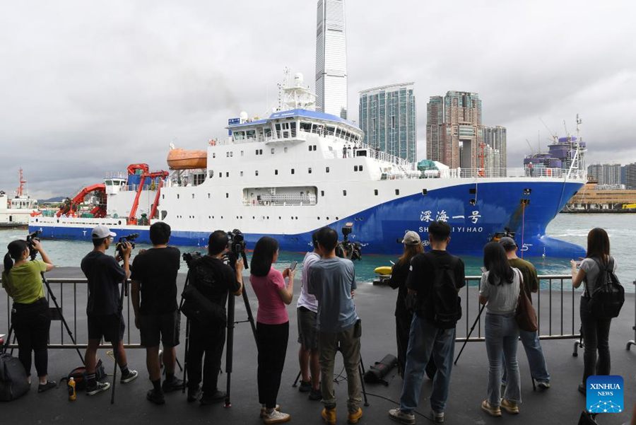 Sommergibile cinese con equipaggio Jiaolong arriva a Hong Kong per la prima volta