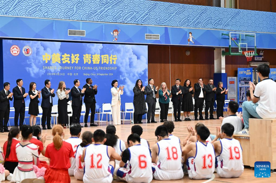 Peng Liyuan partecipa all'attività di scambio culturale e sportivo tra giovani di Cina e USA a Beijing