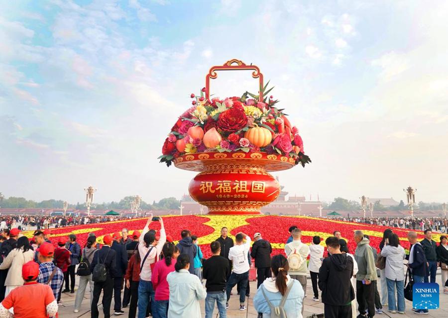 Decorazioni floreali in Piazza Tian'anmen in vista della Festa Nazionale