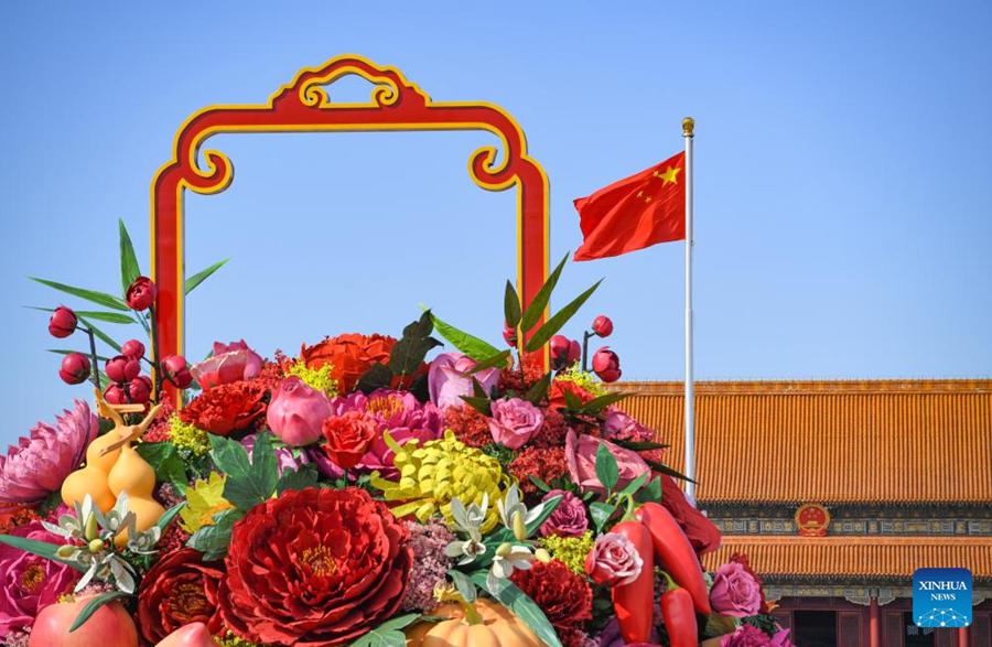 Decorazioni floreali in Piazza Tian'anmen in vista della Festa Nazionale