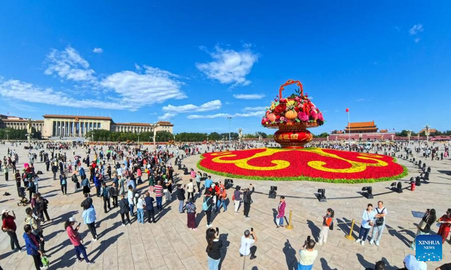 Decorazioni floreali in Piazza Tian'anmen in vista della Festa Nazionale