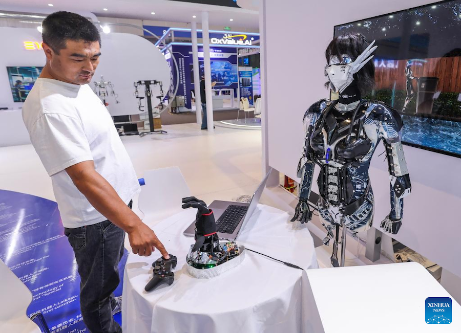 Area espositiva dei robot umanoidi alla terza Global Digital Trade Expo di Hangzhou. (25 settembre 2024 - Xinhua/Xu Yu)