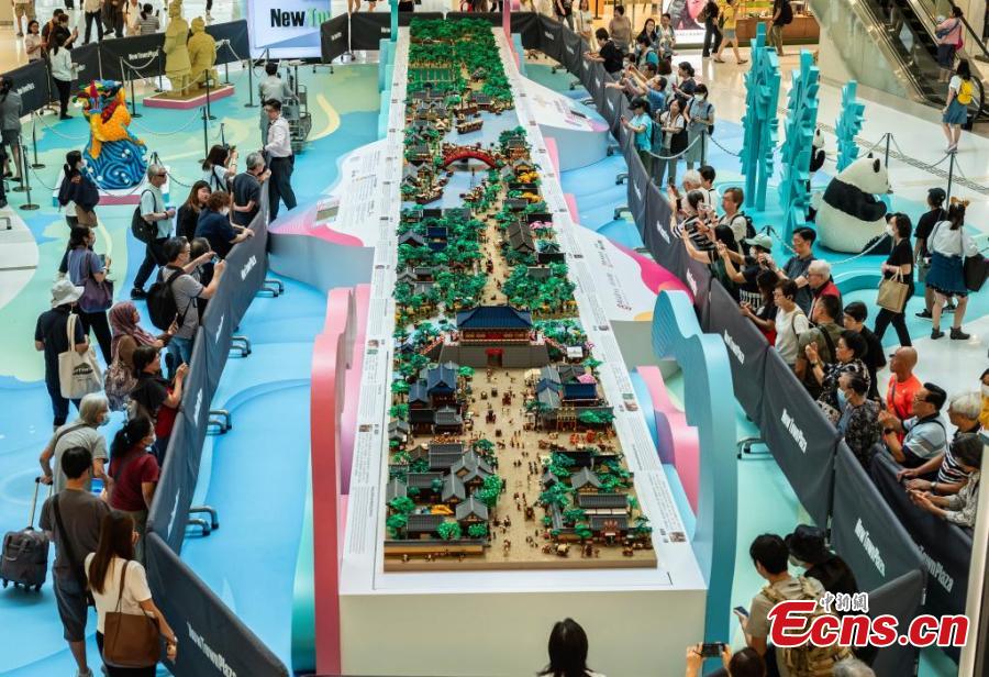 Persone scattano foto della più grande versione in LEGO del dipinto cinese "La festa di Qingming lungo il fiume" presso un centro commerciale nella Regione Amministrativa Speciale di Hong Kong. (25 settembre 2024 - China News Service/Hou Yu)