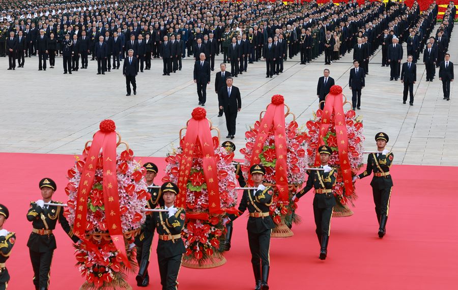 Cerimonia di deposizione corone di fiori in onore degli eroi del popolo