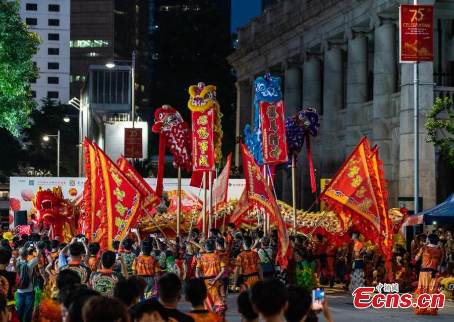 Hong Kong, spettacoli danza del drago e leone in celebrazione del 75° anniversario della fondazione della RPC