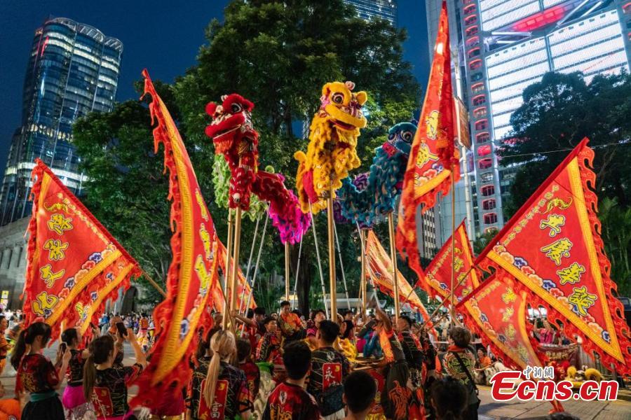 Hong Kong, spettacoli danza del drago e leone in celebrazione del 75° anniversario della fondazione della RPC