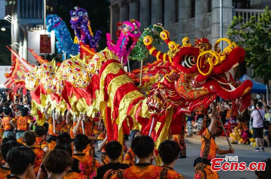 Hong Kong, spettacoli danza del drago e leone in celebrazione del 75° anniversario della fondazione della RPC