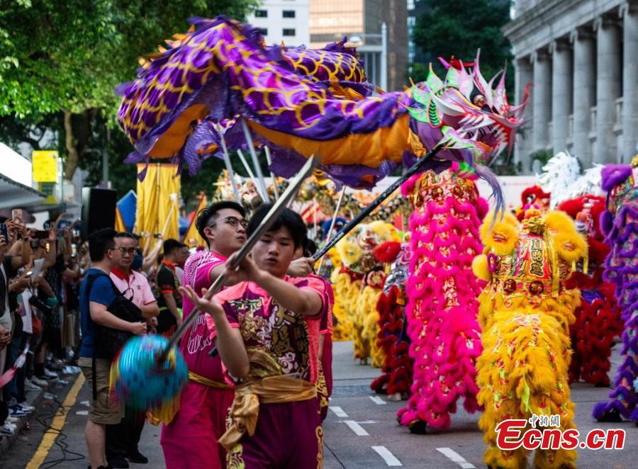 Hong Kong, spettacoli danza del drago e leone in celebrazione del 75° anniversario della fondazione della RPC