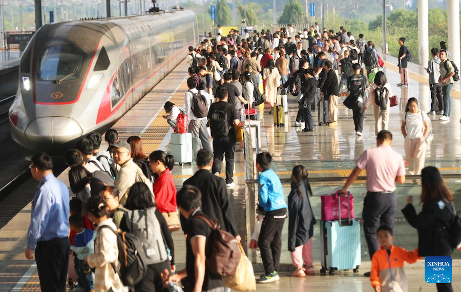 Passeggeri aspettano il treno sulla piattaforma della stazione ferroviaria di Hengyang Est nella città di Hengyang, provincia centrale cinese dello Hunan. (6 ottobre 2024 - Xinhua/Cao Zhengping)