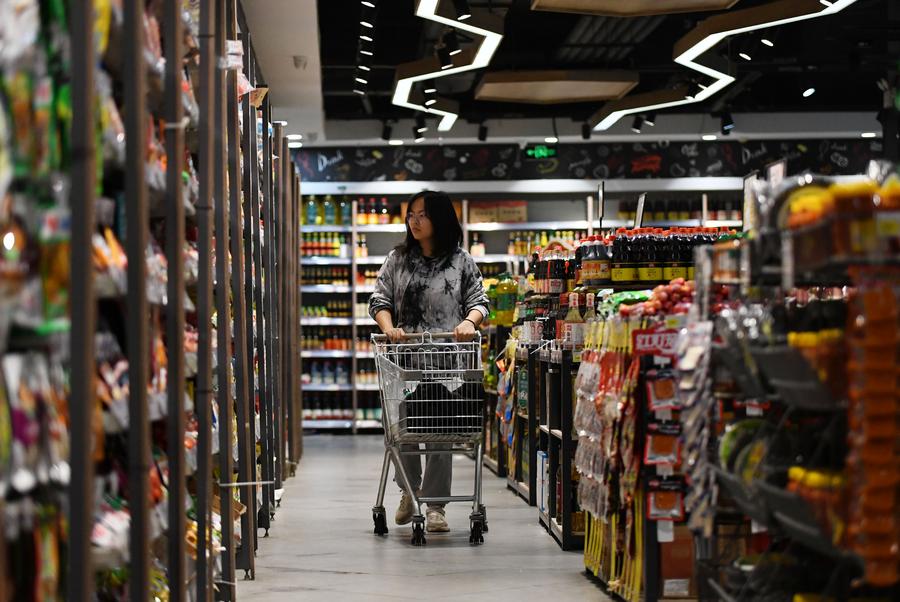 Una consumatrice fa la spesa in un supermercato a Shaoyang, nella provincia centrale cinese dello Hunan. (11 aprile 2024 - Xinhua/Yan Qinlong)