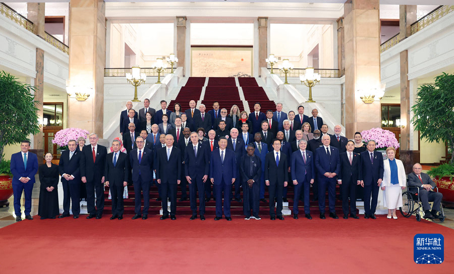 Xi Jinping incontra ospiti stranieri alla Conferenza Internazionale dell'Amicizia con la Cina