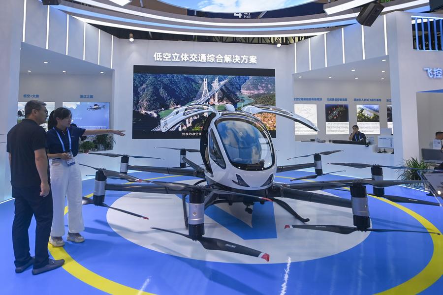 Velivolo senza conducente esposto dalla Smart Mobility Zone durante la terza Global Digital Trade Expo a Hangzhou, nella provincia orientale cinese dello Zhejiang. (25 settembre 2024 - Xinhua/Huang Zongzhi)