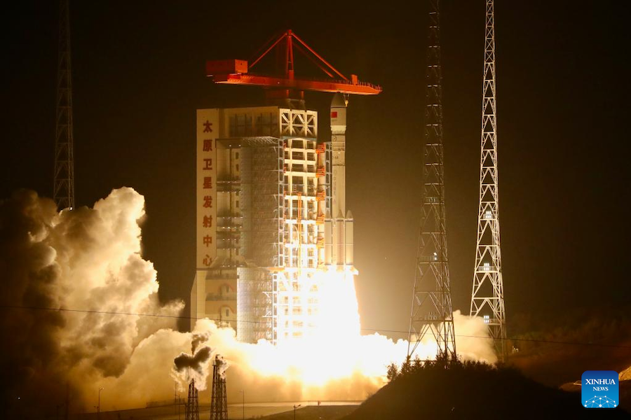 Il gruppo di satelliti viene lanciato nello spazio a bordo di un razzo vettore Long March-6 modificato dal Taiyuan Satellite Launch Center nella provincia dello Shanxi, nella Cina settentrionale. (15 ottobre 2024 - Xinhua/Zheng Taotao)