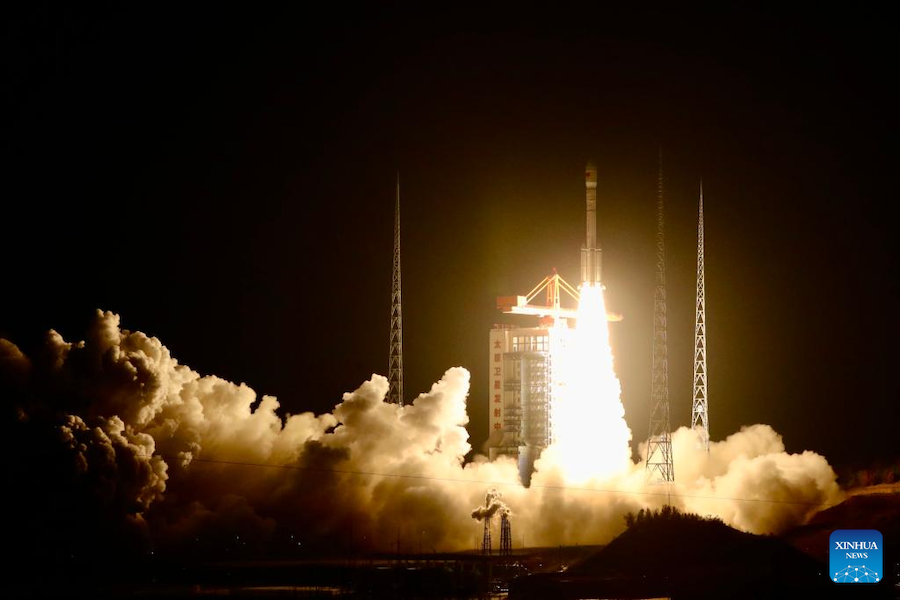 La Cina lancia con successo un nuovo gruppo satellitare