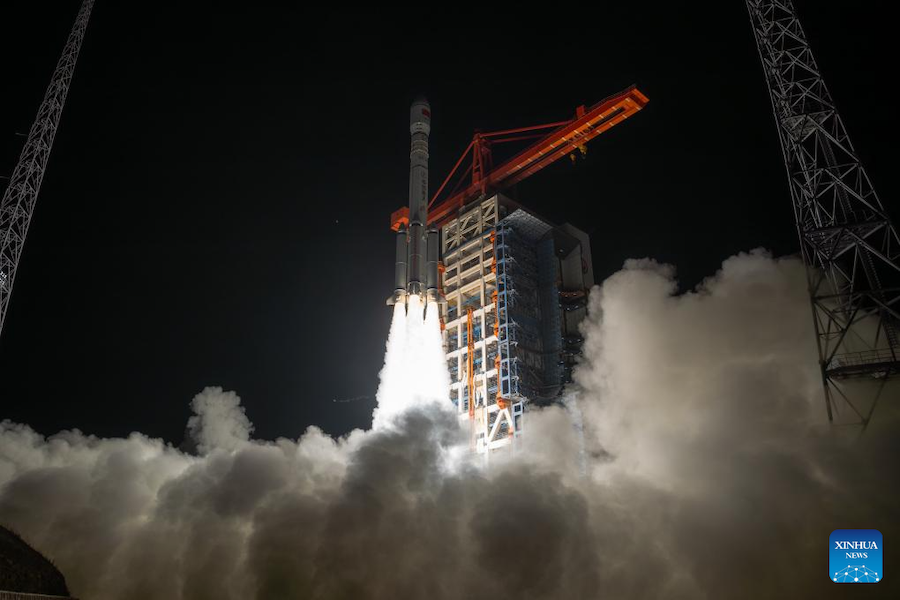 La Cina lancia con successo un nuovo gruppo satellitare