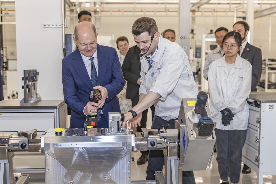 Il Cancelliere Federale tedesco Olaf Scholz visita la Bosch Hydrogen Powertrain Systems (Chongqing) Co., Ltd. nel distretto di Jiulongpo, municipalità di Chongqing, nella Cina sud-occidentale. (14 aprile 2024 - Xinhua/Huang Wei)