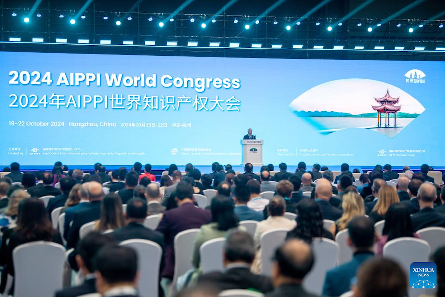 Il Vice premier cinese Zhang Guoqing legge la lettera di congratulazioni del Presidente Xi Jinping al Congresso Mondiale del 2024 dell'Associazione Internazionale per la Protezione della Proprietà Intellettuale (AIPPI) e pronuncia un discorso durante la cerimonia di apertura del congresso a Hangzhou, nella provincia orientale cinese del Zhejiang. (20 ottobre 2024 - Xinhua/Jiang Han)